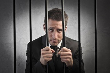 Адвокат поменялся одеждой с арестантом и просидел два месяца вместо него