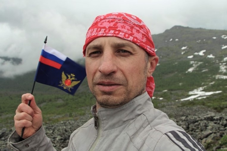 Взобрался на вершину горы, чтобы отметить день сотрудника Уголовно-Исполнительной Системы